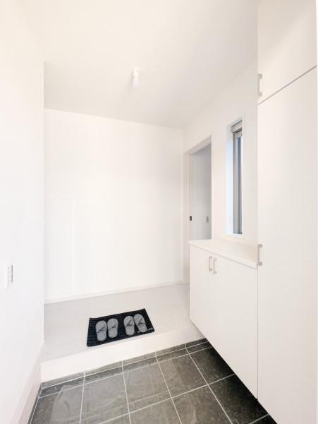 相模原市中央区小山１丁目の新築一戸建の玄関|この明るい玄関が気持ちよく迎え入れてくれます。