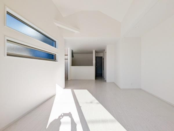 相模原市中央区小山１丁目の新築一戸建の居間・リビング|窓からは明るい光が差し込みます！
自然と家族が集まる空間です♪
