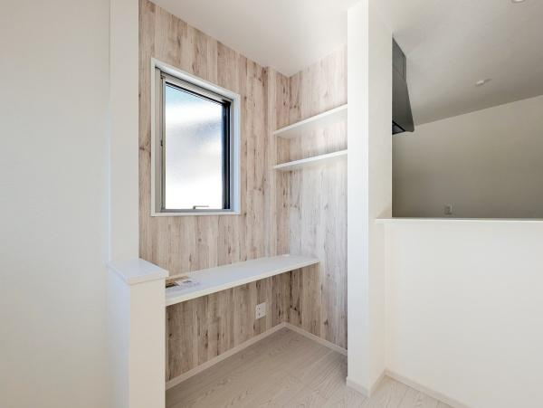 相模原市中央区小山１丁目の新築一戸建の居間・リビング|カウンター付き！ワークスペースや
お子様の勉強スペースとしてもご利用いただけます。