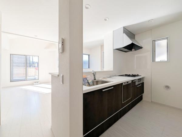 相模原市中央区小山１丁目の新築一戸建のキッチン|対面式のキッチンはお料理中でも家族とのお話も弾みます。
お天気の良い日は電気をつけなくても明るい設備充実のキッチン！
