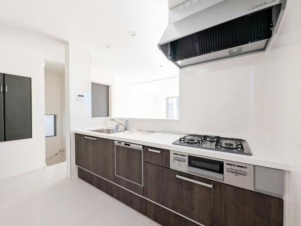 相模原市中央区小山１丁目の新築一戸建のキッチン|食洗器付きなのは家事の負担を軽減してくれる嬉しいポイント♪
広々としたキッチンはお子様と並んでお料理できます。