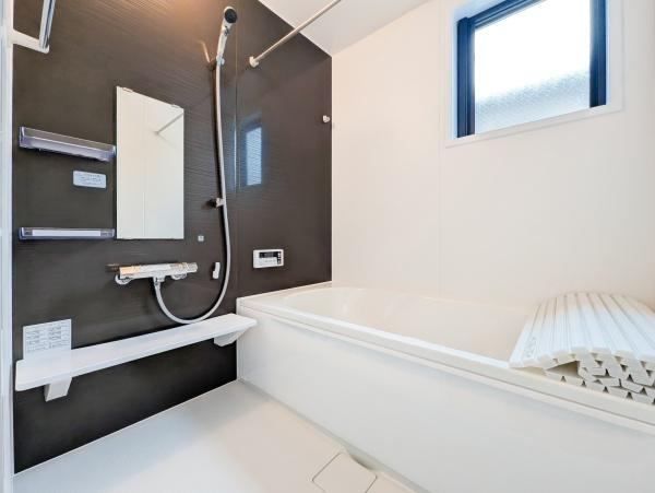 相模原市中央区由野台１丁目の新築一戸建の浴室|窓付きの浴室です。
このバスルームで一日の疲れを癒してください！