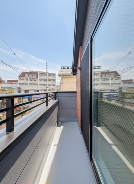 相模原市中央区由野台１丁目の新築一戸建のバルコニー|陽当り良好のワイドバルコニー！
風通しもよく気持ちいいです