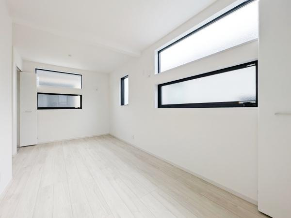 相模原市中央区由野台１丁目の新築一戸建の洋室|窓からの光が嬉しい洋室です。
収納もあり、荷物が多い方にも安心です♪
