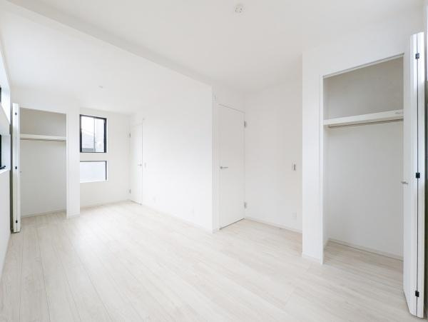 相模原市中央区由野台１丁目の新築一戸建の洋室|ミライカベ採用の広々とした居室です♪
将来は壁を作成し2つの居室に分けて利用できます！