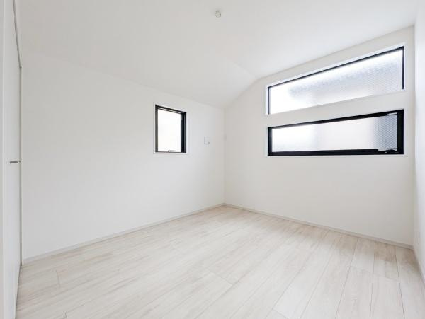 相模原市中央区由野台１丁目の新築一戸建の洋室|窓からの光が嬉しい洋室です。
収納もあり、荷物が多い方にも安心です♪
