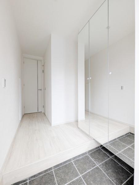 相模原市中央区由野台１丁目の新築一戸建の玄関|収納豊富な玄関です。
この明るい玄関が気持ちよく家族を迎え入れます♪