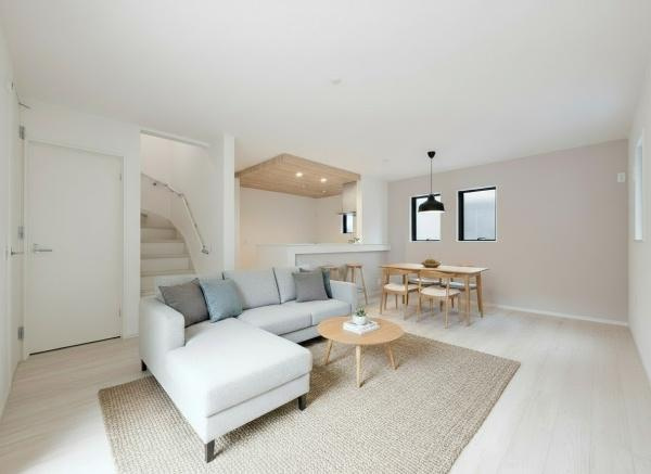 相模原市中央区由野台１丁目の新築一戸建の居間・リビング|自慢したくなるリビング！
形も良く家具の配置にも困りません。
※家具等はＣＧでの参考レイアウトです。