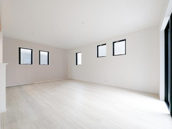 相模原市中央区由野台１丁目の新築一戸建の居間・リビング|家族が自然と集まるリビングは
落ち着きのある空間です♪