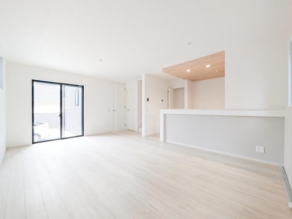 相模原市中央区由野台１丁目の新築一戸建の居間・リビング|窓からは明るい光が差し込みます！
電気をつけなくても明るいです。