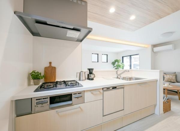 相模原市中央区由野台１丁目の新築一戸建のキッチン|食洗器付きなのは家事の負担を軽減してくれる嬉しいポイント♪
広々としたキッチンはお子様と並んでお料理できます。