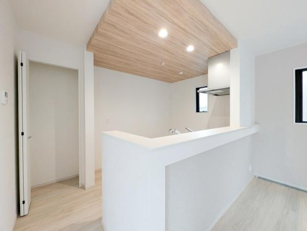 相模原市中央区由野台１丁目の新築一戸建のキッチン|パントリー付き！
パントリーがあるとキッチン周りをきれいに保てますね！