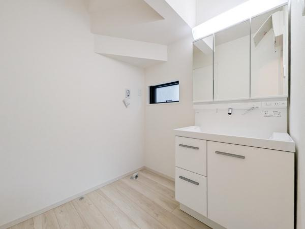 相模原市中央区由野台１丁目の新築一戸建の独立洗面台|お化粧もしやすい三面鏡付き独立洗面台、
収納もしっかりあり、洗剤などもしまっておけます。

