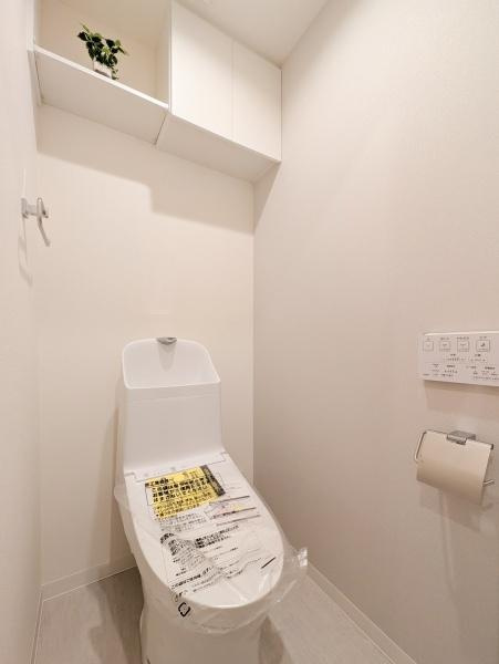 ロイヤルブラフのトイレ|清潔感のある内装のすっきりとしたデザインのトイレです。
水周りが綺麗だと安心ですね。
