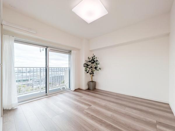 ロイヤルブラフの洋室|窓からの光が嬉しい洋室です。
収納もあり、荷物が多い方にも安心です♪