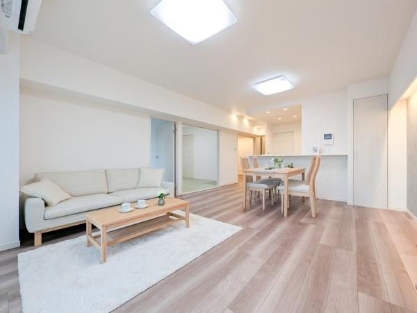 ロイヤルブラフの居間・リビング|窓からは明るい光が差し込みます！
電気をつけなくても明るいです。
