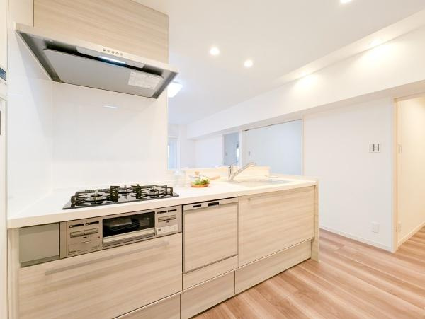 ロイヤルブラフのキッチン|食洗器付きなのは家事の負担を軽減してくれる嬉しいポイント♪
広々としたキッチンはお子様と並んでお料理できます。