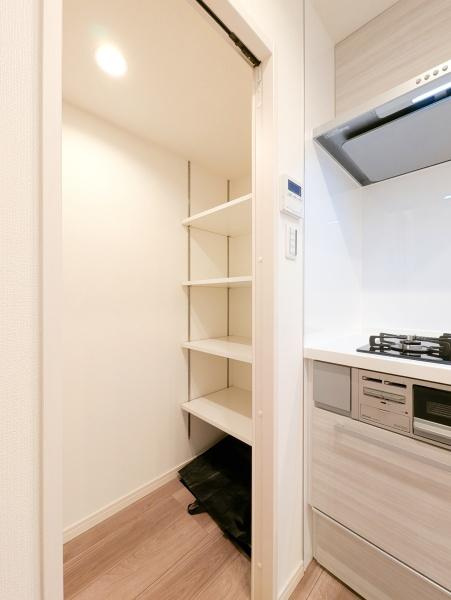 ロイヤルブラフのキッチン|パントリー付き！
パントリーがあるとキッチン周りをきれいに保てますね！