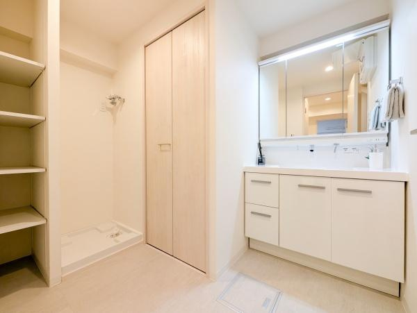 ロイヤルブラフの独立洗面台|お化粧もしやすい三面鏡付き独立洗面台、
収納もしっかりあり、洗剤などもしまっておけます。