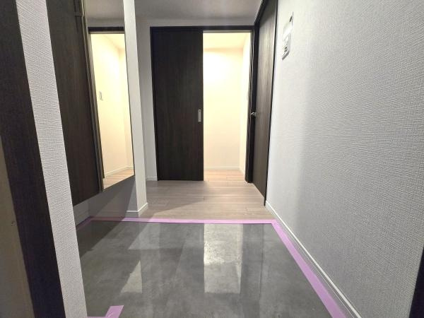 ナイスサンソレイユ横濱鶴ヶ峰の玄関|この明るい玄関が気持ちよく迎え入れてくれます。