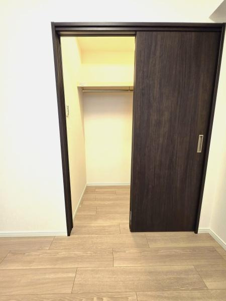 ナイスサンソレイユ横濱鶴ヶ峰の収納|WICでお部屋もスッキリと利用できます！
洋服以外にも収納できるのは嬉しいポイント！