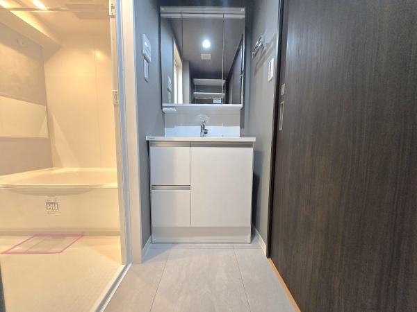 ナイスサンソレイユ横濱鶴ヶ峰の独立洗面台|おしゃれな洗面台！
収納もしっかりあります！