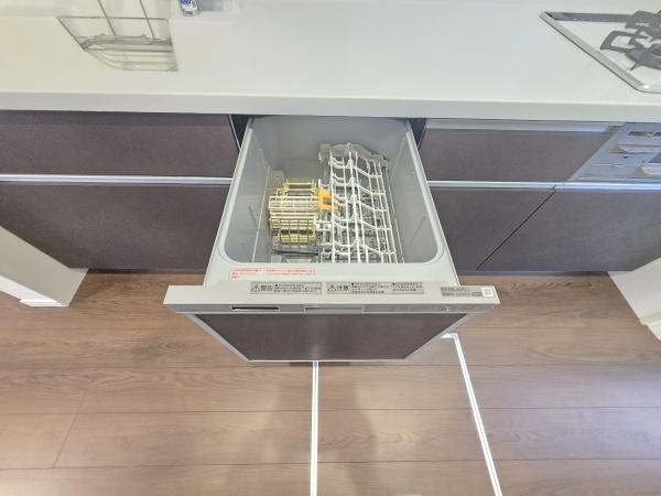 横浜市泉区白百合３丁目の中古一戸建のキッチン|食洗器付きなのは家事の負担を軽減してくれる嬉しいポイント♪
広々としたキッチンはお子様と並んでお料理できます。