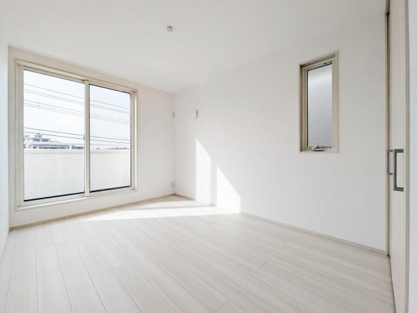 横浜市中区山元町３丁目の新築一戸建の洋室|窓からの光が嬉しい洋室です。
収納もあり、荷物が多い方にも安心です♪
