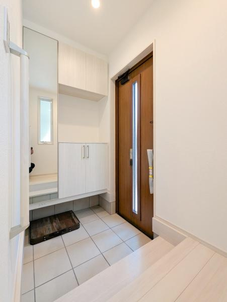 横浜市中区山元町３丁目の新築一戸建の玄関|この明るい玄関が気持ちよく迎え入れてくれます。