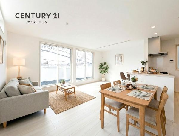 横浜市中区山元町３丁目の新築一戸建の居間・リビング|窓からは明るい光が差し込みます！
電気をつけなくても明るいです。
※家具等はCGでの参考レイアウトです。

