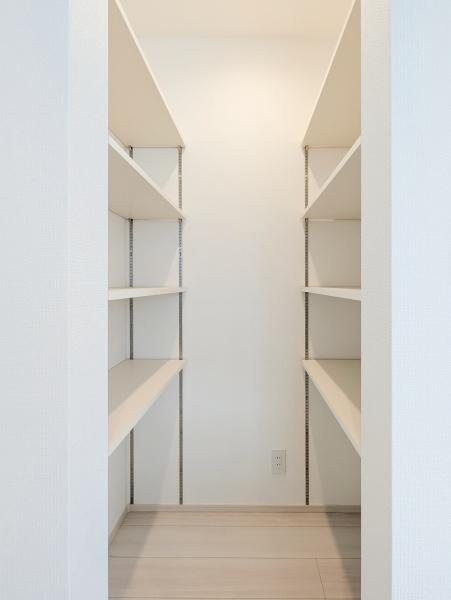 横浜市中区山元町３丁目の新築一戸建のキッチン|パントリー付き！
パントリーがあるとキッチン周りをきれいに保てますね！
