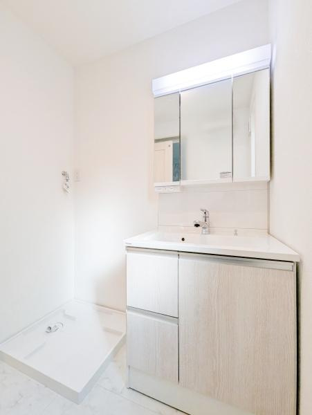 横浜市中区山元町３丁目の新築一戸建の独立洗面台|お化粧もしやすい三面鏡付き独立洗面台、
収納もしっかりあり、洗剤などもしまっておけます。