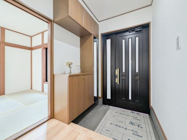 横浜市戸塚区前田町の中古一戸建の玄関|この明るい玄関が気持ちよく迎え入れてくれます。