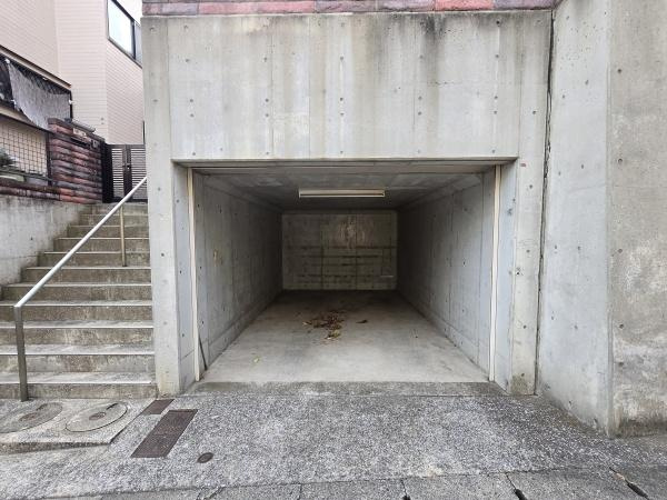 横浜市戸塚区前田町の中古一戸建の駐車場|奥行きもある広々とした駐車場になります。
