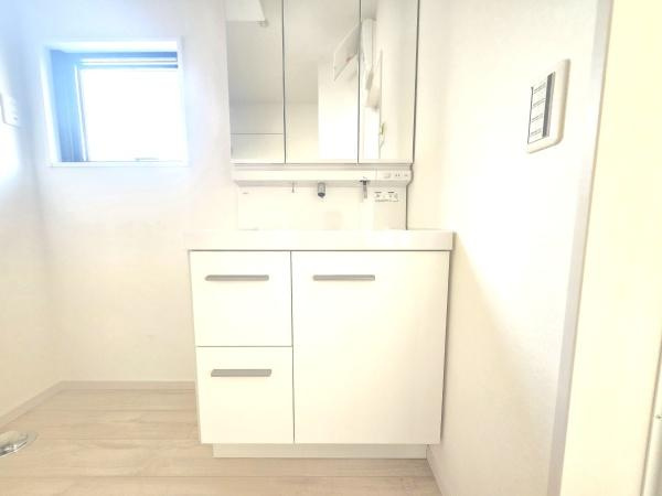 横浜市磯子区洋光台１丁目の新築一戸建の独立洗面台|清潔感のある内装、すっきりとしたデザインです。
水周りが綺麗だと安心ですね。