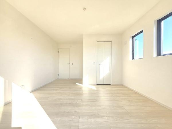 横浜市磯子区洋光台１丁目の新築一戸建の洋室|クローゼットもあるので収納にも困りません！
荷物が多い方にも安心です。