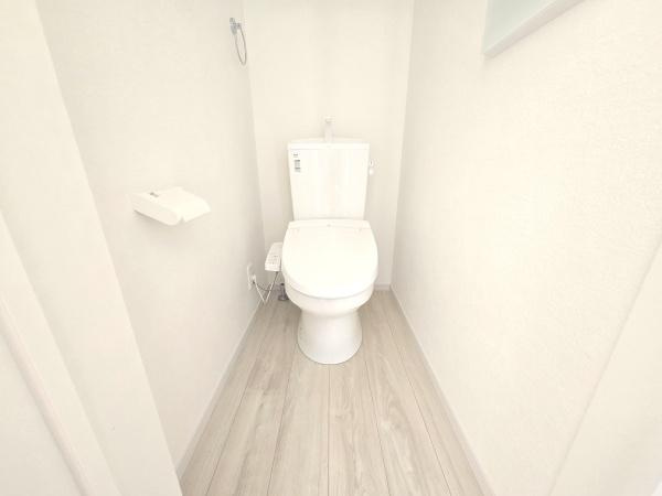 横浜市磯子区洋光台１丁目の新築一戸建のトイレ|スッキリとした多機能付の使いやすいトイレです。
トイレットペーパーや洗剤も入れておける収納付きです！
