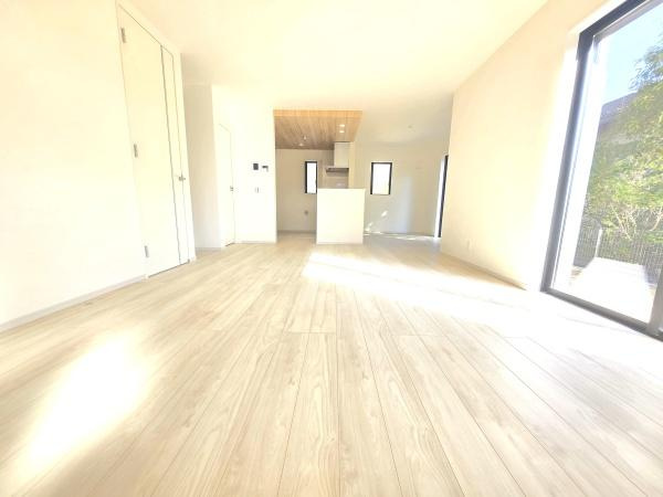 横浜市磯子区洋光台１丁目の新築一戸建の居間・リビング|明るいLDK！！
陽当たり良好です。