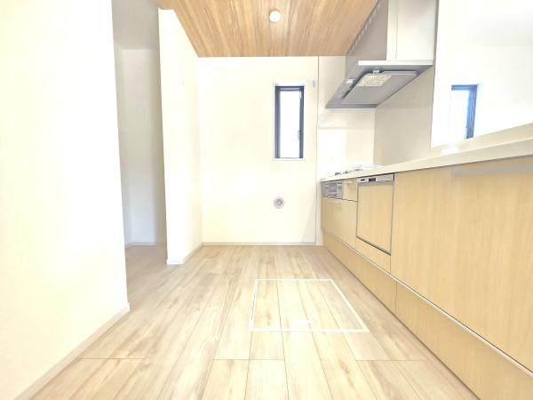 横浜市磯子区洋光台１丁目の新築一戸建のキッチン|広々としたキッチンは、
落ち着いて料理が出来ます！