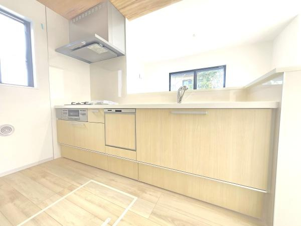 横浜市磯子区洋光台１丁目の新築一戸建のキッチン|収納豊富なキッチン。
ここまで収納スペースがあるとキッチン周りをきれいに保てますね！