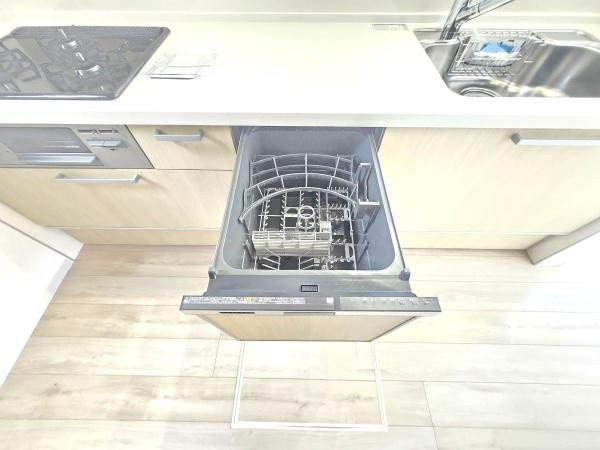 横浜市磯子区洋光台１丁目の新築一戸建のキッチン|食洗器付きなのは家事の負担を軽減してくれる嬉しいポイント♪
広々としたキッチンはお子様と並んでお料理できます。