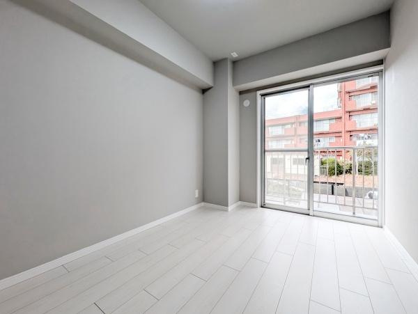 ライオンズマンション金沢八景Ｃ棟の洋室|窓からの光が嬉しい洋室です。
収納もあり、荷物が多い方にも安心です♪
