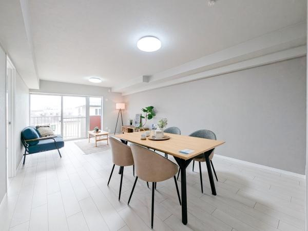 ライオンズマンション金沢八景Ｃ棟の居間・リビング|窓からは明るい光が差し込みます！
電気をつけなくても明るいです。
※家具等はCGでの参考レイアウトです。

