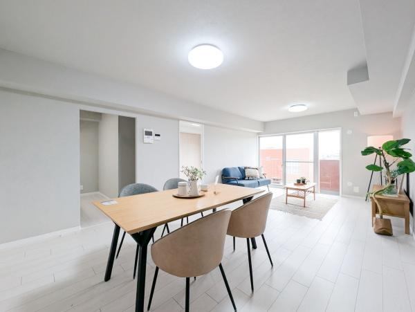 ライオンズマンション金沢八景Ｃ棟の居間・リビング|家族が自然と集まるリビングは
落ち着きのある空間です♪
※家具はCG加工しています。