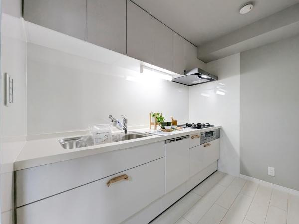 ライオンズマンション金沢八景Ｃ棟のキッチン|食洗器付きなのは家事の負担を軽減してくれる嬉しいポイント♪
広々としたキッチンはお子様と並んでお料理できます。