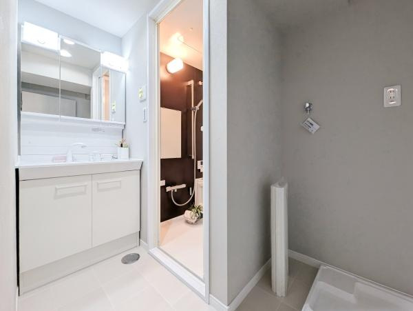 ライオンズマンション金沢八景Ｃ棟の独立洗面台|広々とした洗面室には三面鏡付き独立洗面台！