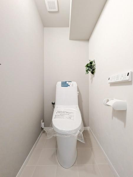 ライオンズマンション金沢八景Ｃ棟のトイレ|清潔感のある内装のすっきりとしたデザインのトイレです。
水周りが綺麗だと安心ですね。
