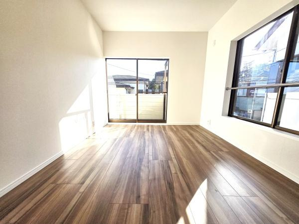 藤沢市大鋸３丁目の中古一戸建の洋室|二面採光の明るく、落ち着きのある洋室！
休日はこちらでおくつろぎ下さい♪