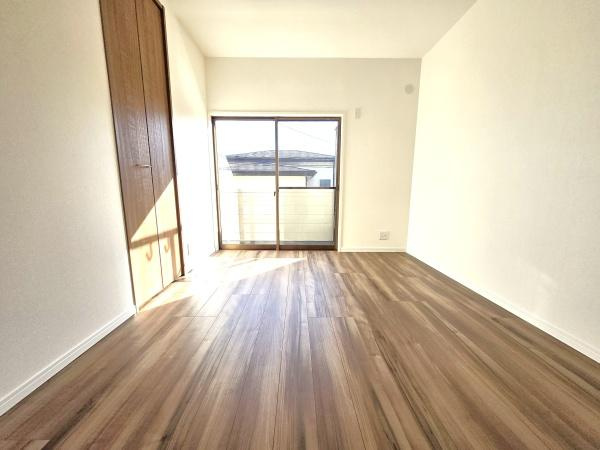 藤沢市大鋸３丁目の中古一戸建の洋室|広さも十分で窓からの光が嬉しい洋室です。