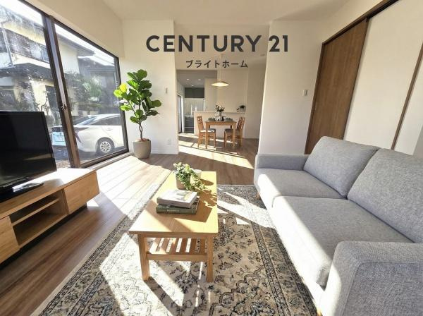 藤沢市大鋸３丁目の中古一戸建の居間・リビング|家族が自然と集まるリビングは
落ち着きのある空間です♪
※家具等はCGでの参考レイアウトです。